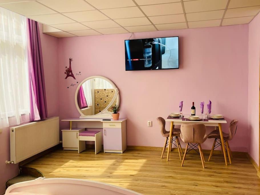 Lavender Luxury Apartment Oradea Eksteriør bilde