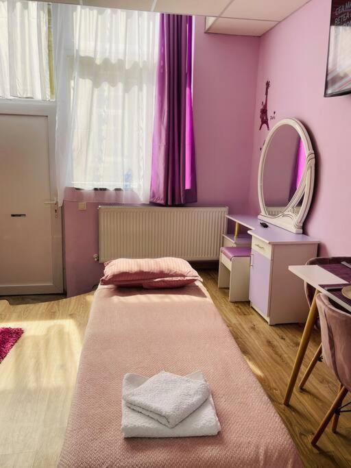 Lavender Luxury Apartment Oradea Eksteriør bilde